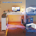 Bureau d'angle en L réversible marron/gris/blanc avec étagères, LED RGB et prises de courant, 1 personne