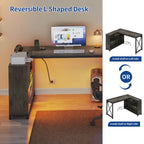 Bureau d'angle en L réversible marron/gris/blanc avec étagères, LED RGB et prises de courant, 1 personne